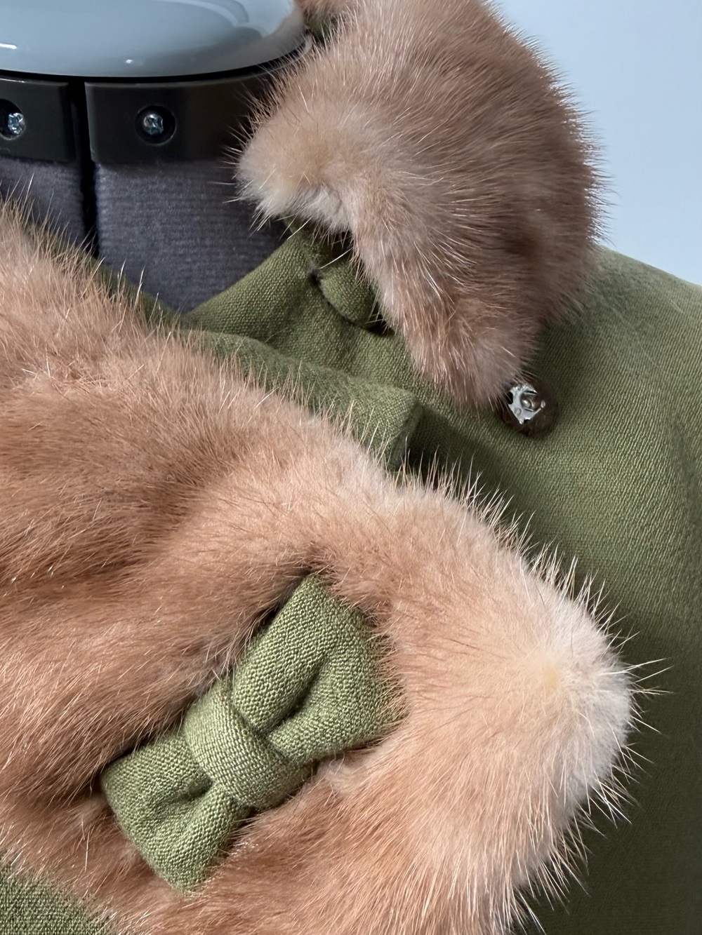 Vintage Olive Green Double-Breasted Coat with Faux Fur Collar - Picture 2 of 11